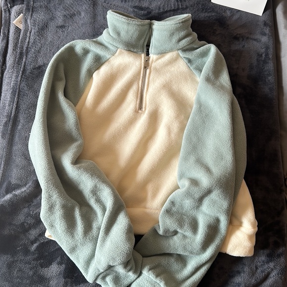 ❣️3/$30 SHEIN Two Tone Half Zip Fleece Pullover - Picture 3 of 6